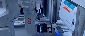 ABB Robotics colabora con Roche para llevar la IA física a los laboratorios 
