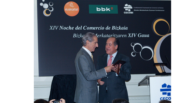 Miguel Ángel Sodupe recibe el reconocimiento a su trayectoria comercial en la XIV Gala del Comercio de Bizkaia de CECOBI