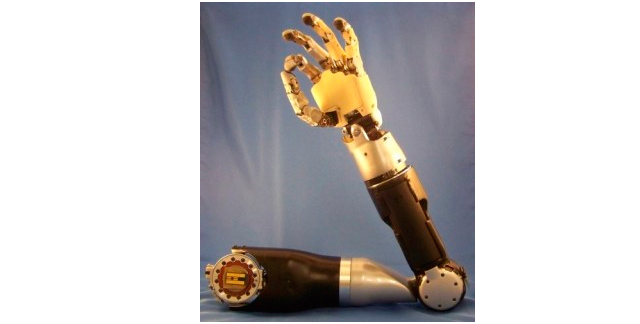 Micro Waterjet ayuda a HDT Engineering Services a producir componentes de un revolucionario nuevo brazo protésico