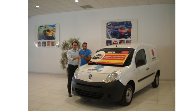 HEMPEL entrega la furgoneta KANGOO, el premio principal de la promoción “Esto Pinta Muy Bien”